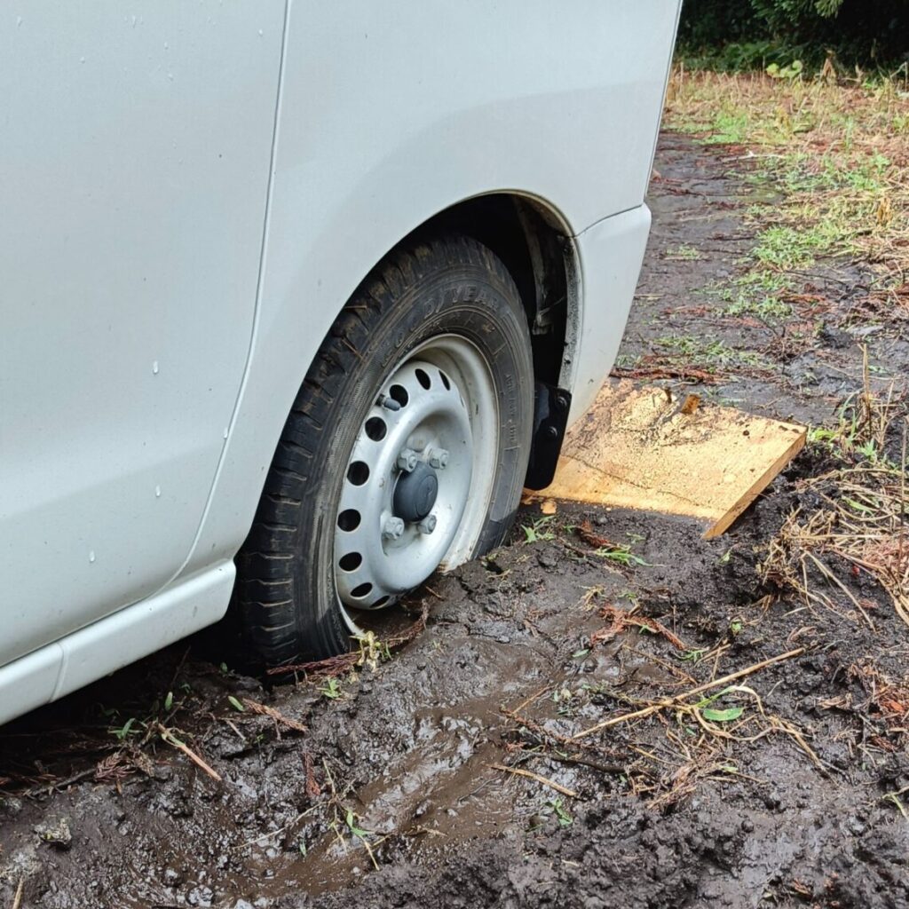 施工例｜スタックした車両の画像・ご自身で脱出を試みるが