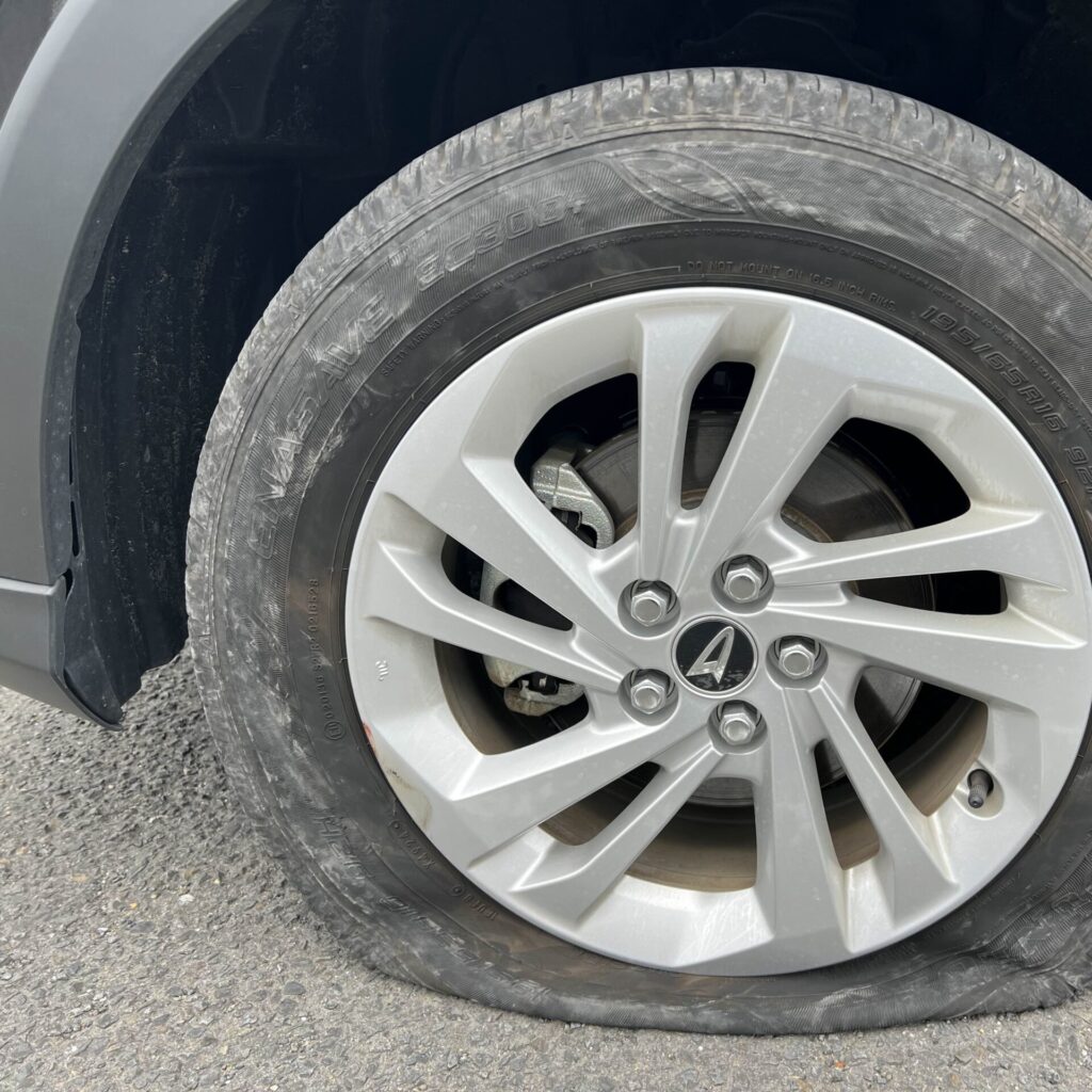 施工例｜パンクしたタイヤの画像