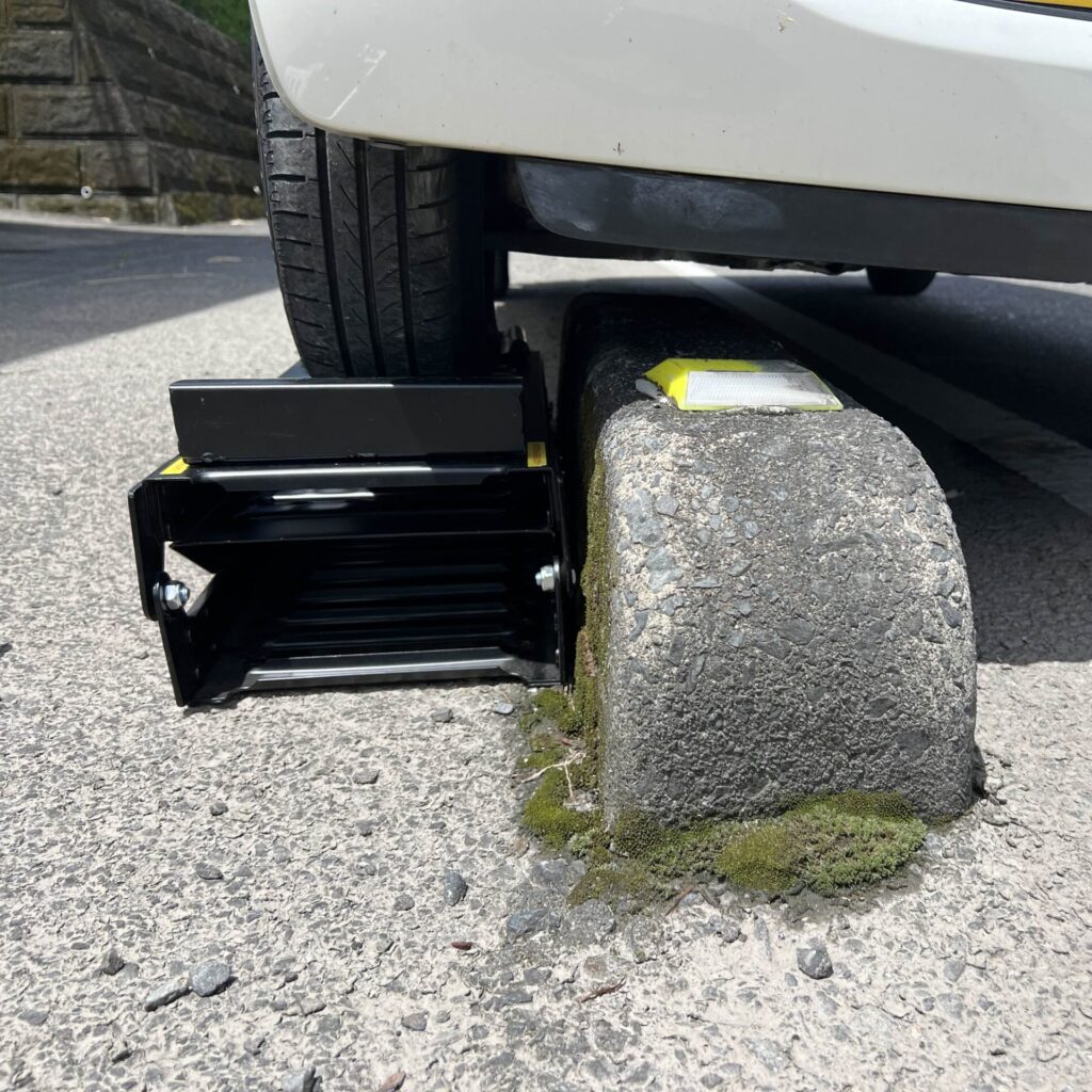 施工例｜乗り上げてしまった車両の画像