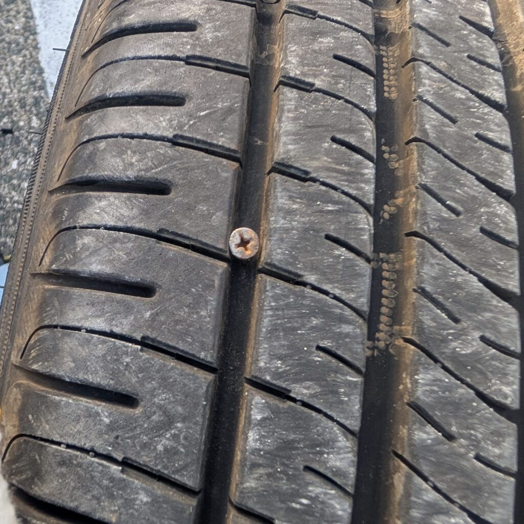 施工例｜ネジが刺さってパンクしたタイヤ画像