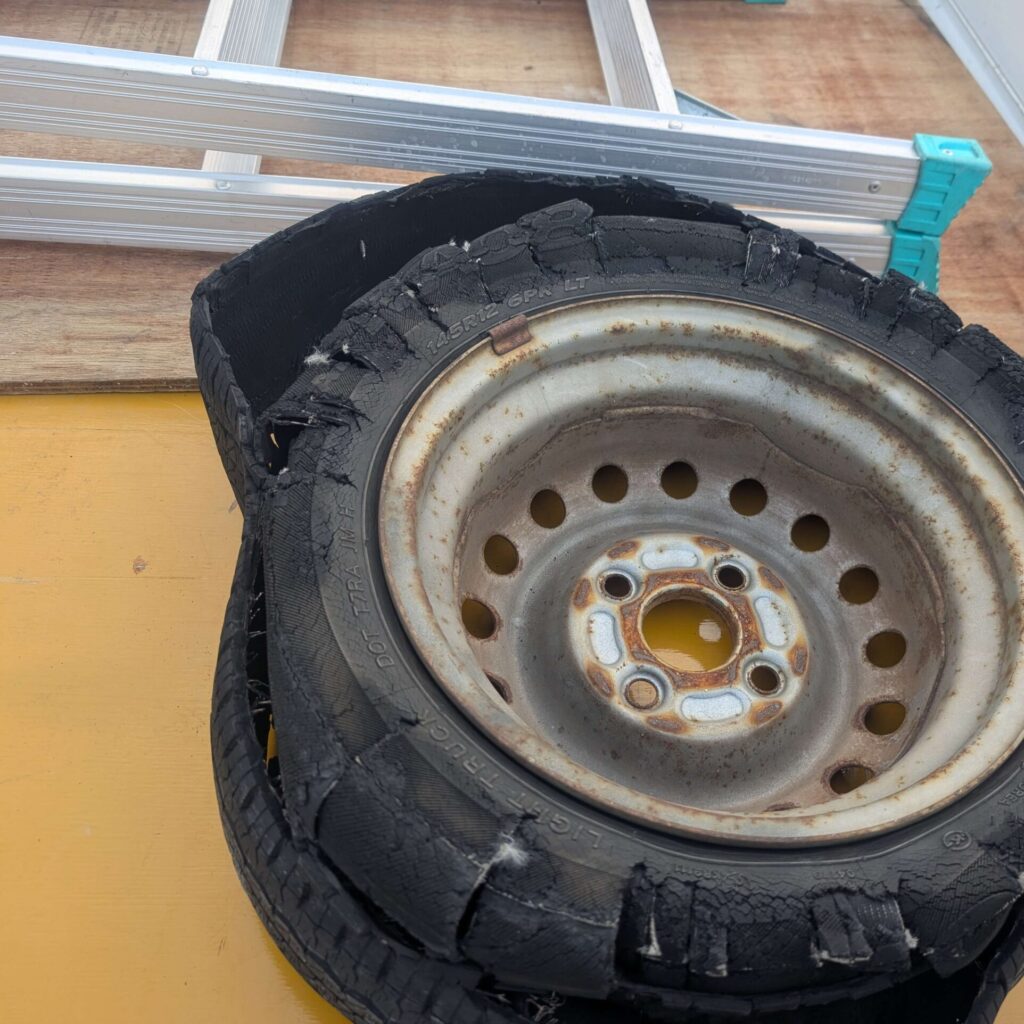 施工例｜バーストしたタイヤの画像