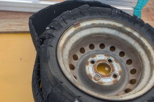 施工例｜バーストしたタイヤの画像